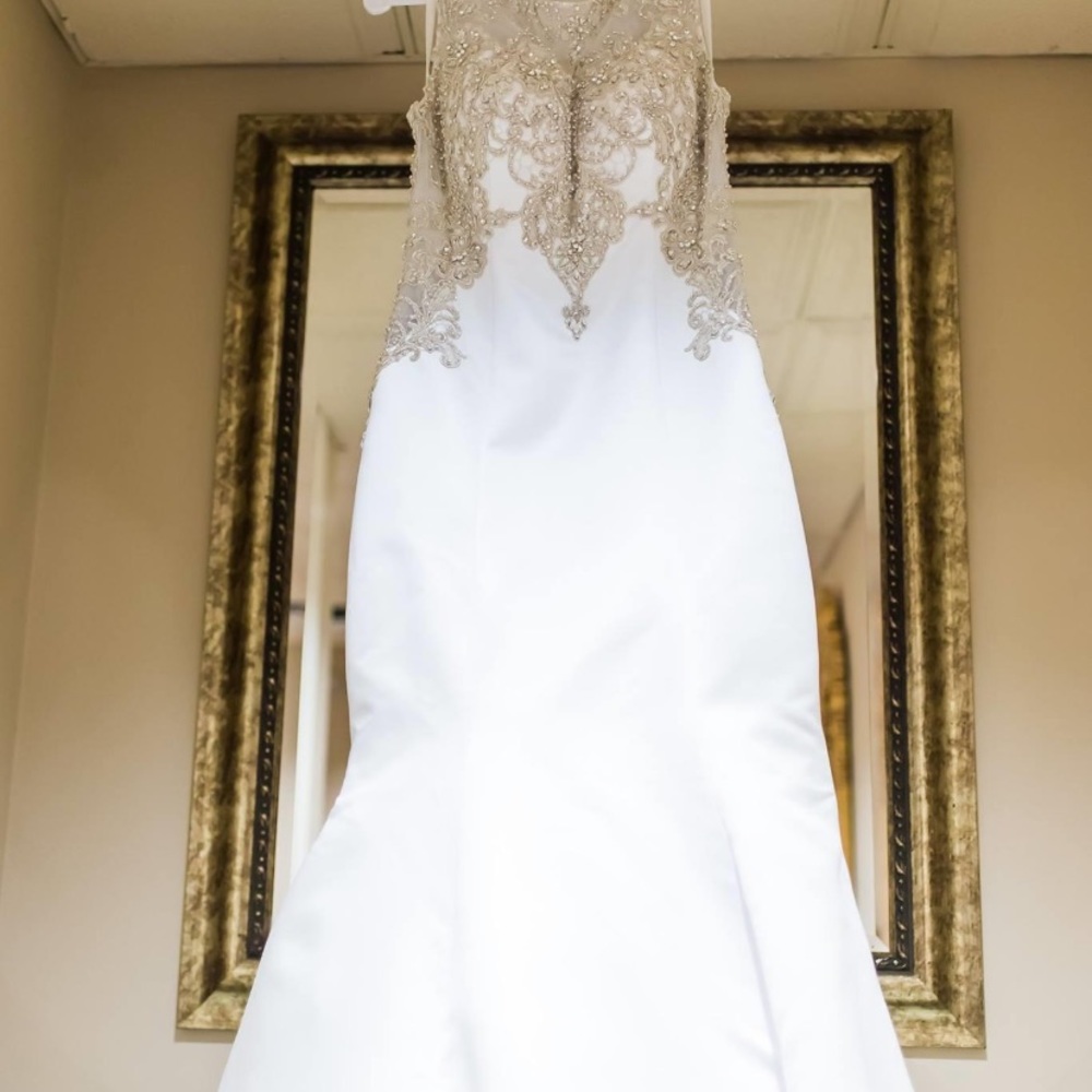 Wedding dress - Picture 1 of 10